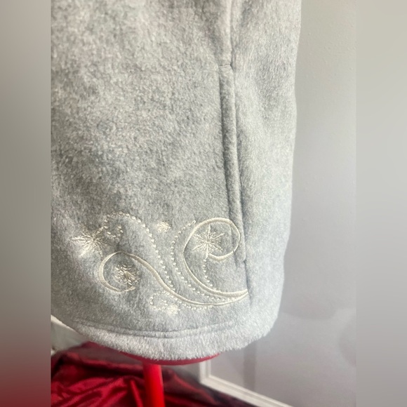 Croft & Barrow Gray Fleece Vest with Snowflake Embroidered Design small festive - Picture 5 of 10